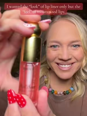 I LOVE the look of lined lips only but NOT the dryness of that. This lip oil IS SO MOISTURIZING and so pretty! I love it! #truly @Truly Beauty #lipoil #lips #lipcombo 