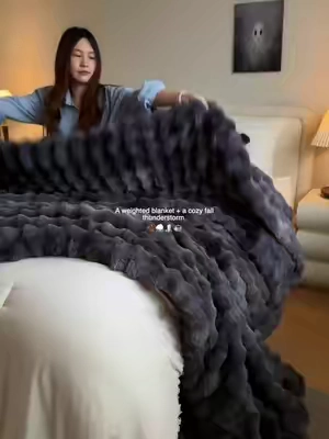 All I want this fall is this blanket 🥹 It’s huge, ultra-soft, super thick, and perfect for lazy nights in.#soft #bedding #free #duvet#bedsure #blanket #comforter #comforterset