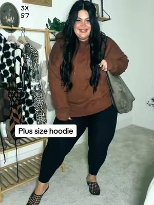 Loving the quality & fit on this top! 🍂 #plussizefashion #hoodie #fallfashion #leggingsoutfit  @Eytino 