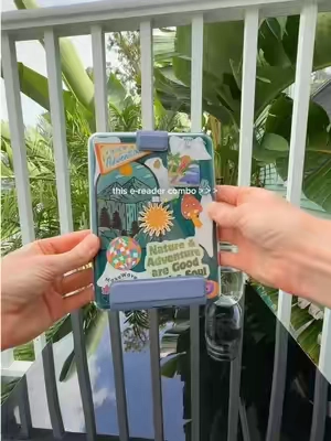 Show off your stickers, protect your e-reader, AND have a stand?! This combo is 👩🏼‍🍳💋🤌🏻 @Vane Oak-US #ereader #ereadercase #ereaderaccessories #ebooks #BookTok 