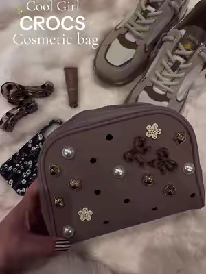 Multi-use crocs cosmetic bag that you can personalize with jibbits ✨ @Crocs #crocs #crocsnewarrivals #cosmeticsbag #dailyessentials #baglovers 
