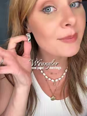 🩷 THEYRE COW PRINT! 🥹 🐮 @Vaqueras Outfitters  #wrangler #cowprint #wranglerjewelry #earrings #westernjewelry 