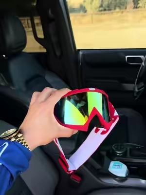 El accesorio que no puede faltar en tus rutas. #ruats #rzr #shades #goggles #offroad 