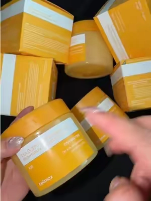 El cuidado corporal también merece activos de skincare.  Estos pads de Celimax están diseñados para exfoliar suavemente y ayudar a mejorar la apariencia de manchitas, textura irregular y tono desigual en diferentes zonas del cuerpo. Su fórmula combina TXA 0.5% + Niacinamida 2% + AHA 3% + BHA 0.3%, una mezcla ideal para dejar la piel con una apariencia más suave, uniforme y luminosa. 🍊✨ Perfectos para incluir en tu rutina de axilas, brazos, piernas, espalda o zonas donde notes textura y opacidad. #Celimax #BodyPads #CuidadoCorporal #KBeauty #SkincareRoutine @celimax US Store  @celimax.global 