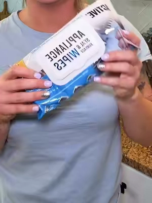 These appliance wipes made cleaning my stove so much easier 🙌 #appliancewipes #cleaninghacks #kitchencleaning #cleaningtips #homefinds 