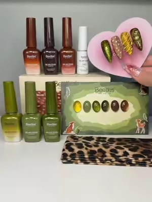 This set is SO pretty 😭🍂 The colors are so rich & pigmented and it’s on sale right now too! ✨💅🏼 @BeetlesGelPolish #gelnailart #fallnails #nailinspo #forestnails #diynailsathome 