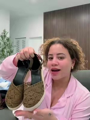 Sandalias de cuña para mujer estilo bohemio con tejido crochet y correa ajustable al tobillo. Cómodas, frescas y fáciles de combinar con vestidos, jeans o conjuntos de verano. #sandalias #sandaliasmujer #zapatosdemujer #modamujer #outfitideas 