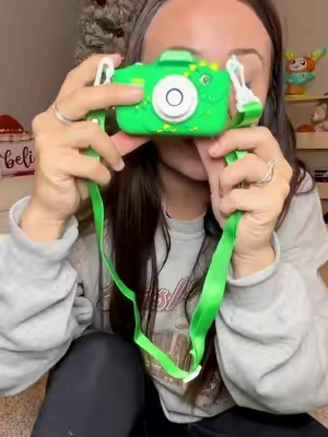 the perfect toy they won’t get sick of 🥹📸 #giftsforkids #christmasgiftideas #kidscamera #easygiftidea #screenfreetoddleractivities 