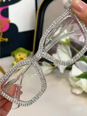 Totalmente elegantes. ¡Los lentes de lectura aburridos pasaron de moda! Estos lentes de lectura sofisticados complementan tu look y te harán robar miradas. #lentesdelectura #lentesdemoda #lenteslectores #genx