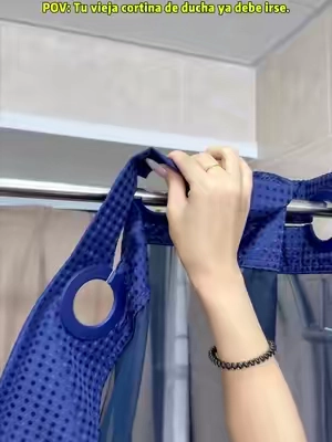 Las cortinas de ducha de los 80 ya quedaron atrás. #bathroommakeover #bathroomaccessories #showercutain #waterproofmakeup #fyp 