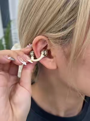 6 earbuds in ONE case... and it even charges your phone.Didn't expect that, right? 👀  #earbuds #wirelessearbuds #TechGadgets #tiktokmademebuyit #gadgets 