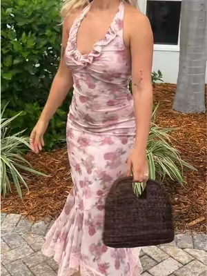 I felt pretty. . .  #sundress #maxidress #mermaiddress #floraldress #halterneck 