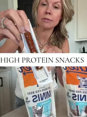 These mini beef sticks are 100% grass fed and have been a hit with my picky eater #highproteinsnack #beefsticks #grassfedbeefsticks #lunchboxideas #afterschoolsnacks 