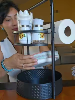 Este organizador giratorio de dos niveles tipo "Lazy Susan" destaca por su diseño inteligente todo en uno, ideal tanto para encimeras de cocina pequeñas como para estaciones de barbacoa o picnics en el exterior. Base Giratoria de 360°: Permite un acceso rápido y fluido a todos tus elementos con solo un giro rápido. Doble Capacidad Adaptable: La canasta inferior ancha es perfecta para apilar platos, mientras que la bandeja superior extraíble organiza vasos, tazas o botes de especias. #organizador  #hogar  #organizarlacocina  #tiktokmehizocomprarlo  #organizedhome 