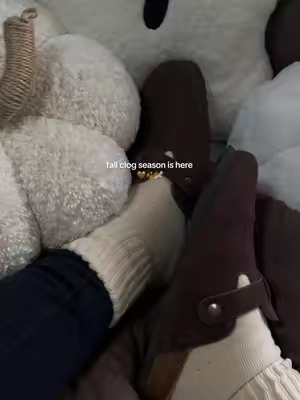 #clogs #clogshoes #fallaesthetic #fallvibes 