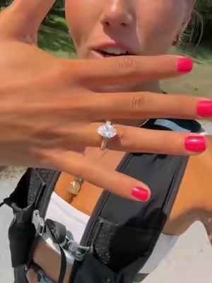 Way better than damaging your ring or having to get it cut off from swelling! #rinfit #siliconerings #gymgirlthings 
