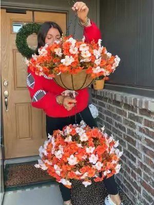 Seriously such a good way to add color without having to worry about it! #frontporchrefresh #fakeflowers #falldealsforyou #fallflowers #autumndecor 