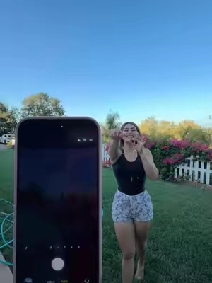 Este es un trippy con imán y control para tomar tus fotografías yo lo amo por su comodidad al usar es súper fácil #alondrix 
