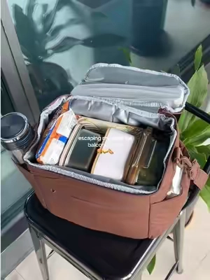 Nothing beats lunch on the office balcony…except not going to work on day off☺️#bagsmart #lunchbag #workbag #lunchtime #picnicbag 