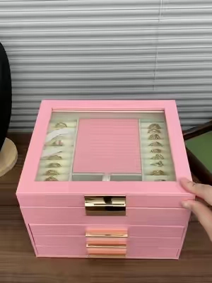 End of day: rings off, necklace off, into the box. Lid closed. Five seconds. Morning: open, pick, sparkle. That's the whole routine. #jewelrybox #jewelrystorage #jewelryorganization #jewelryorganizer #olebrandselect