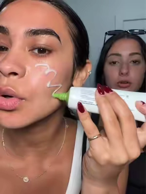 The difference is crazyy #makeupgrip #flawlessbase #skincareprep #glassskin #tiktokshopfind 