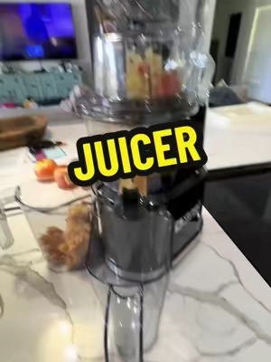 Trying a juicer for the first time and I’m sooo impressed! #juicer #juicermachine #kitchengadgets #juicing #fruitjuicer 