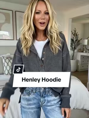 The perfect Lightweight Hoodie to wear with leggings and layering for the fall. #oversized #hoodie #falloutfits #ladiesfashion 