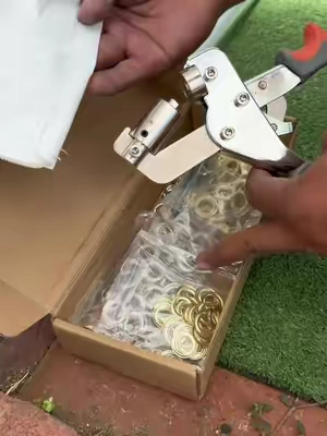 Sin martillo, Sin nudilos sangrados, Golpea/ MET acomoda, aprieta: instalación perfecta siempre. Diseño de doble palanca que ahorra fuerza en la mano. Funciona en tela, lonas, cuero, lona. Se paga solo rapidísimo. Link abajo. #grommettool #eyeletpunch #diyleather #tarprepair #SummerVibes inserting grommets on corset awl grommet tool kit