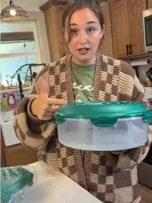 I didn’t realize how thoughtful this LocknLock pie carrier was until I opened it. Between the locking lid, sturdy handle, and serving tray inside, it’s one of those kitchen pieces that just makes life easier. #LocknLock #QVCFinds #KitchenStorage #BakingEssentials #KitchenMustHaves 