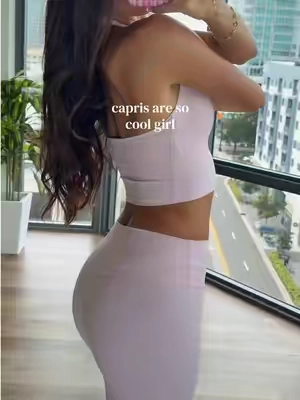 This set is perfect in every wayyy #workoutset #capris #caprileggings #activewearset #activewear 