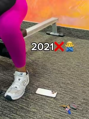 All-in-one gym bottle! 💦📱🔑 64 oz water tumbler—stop putting your phone and keys on dirty gym mats 😩 #waterbottle #gym #health #gymessentials #tiktokshopcreatorpicks 