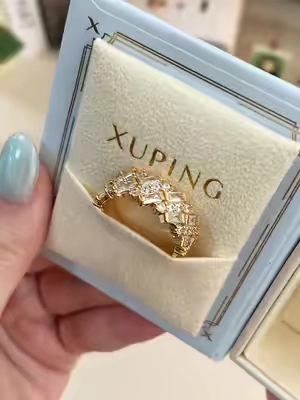 Este anillo de promesa de lujo en tono dorado con corte baguette y diseño intrincado es simplemente espectacular. ✨#anillodepromesa #lujo #baguette #dorado #joyería