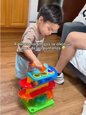 Este juguete está súper divertido. A mi hijo le encanta tanto que se la pasa buenos ratos entretenido, asi lo alejo un poco de las pantallas #kidstoys #toddlertok #cartoy  #giftsforkids #sohochic 