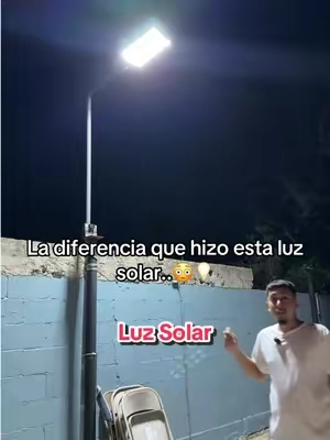 El Brillo de esta Luz solar de 4200 watts nos sorprendio bastante! 😳💡 #solarlights #outdoorsolarlight #Outdoors #backyard #streetlight 