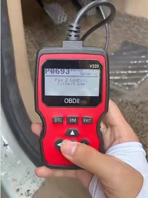 Your Car Is Lying To You. Here's How To Read Its Mind #tiktokshopitalia #obd2 #scanner #checkengine #sohochic 