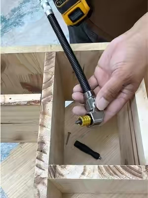 ¿No puedes alcanzarlo con un taladro eléctrico normal? Esta herramienta sí.#tiktokshop #tools #drill #woodworking #homeimprovement 