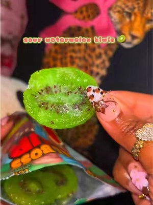 Kiwis are already my favorite fruit but sour kiwis?! 10/10! 🤭🥝 They buss so baddd! @finalbosssour #finalboss #finalbosssour #sourcandy #kiwi #sourwatermelonkiwi 