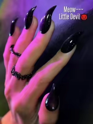 Cat‑eye + black cat‑claw nails = a perfect combo🖤😈🐈‍⬛ HL #pressonnails #blacknails #cateye #nailinspo #fyp 