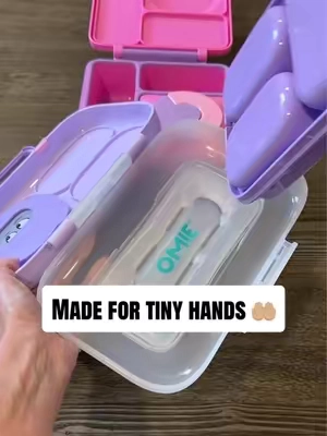 Omie finally came out with a bento lunch box designed for ages 3+ that has the built in ice pack to keep snacks and lunches cold! 🧊 #omie #lunchbox #backtoschool #schoollunch @OmieLife 