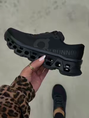 running never looked so comfy ☁️ #onrunning #onrunningshoes #cloudmonster #cloudmonster3 #blacksneakers @Evans Sneakers 