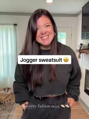 The most flattering sweatsuit!! #fashionnova #sweatsuit #loungeset #joggersets #loungewearset 