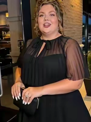 🖤 Literally the perfect little black dress for date night or when you just want to feel a little extra.  #plussizefashion #midsizeoutfits #littleblackdress #datenightoutfit  #bodypositivity