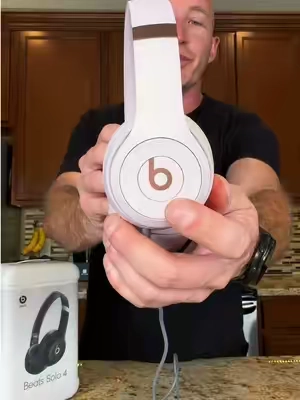 These Beats Solo 4s are a great option for back to school headphones 🎧 #beats #headphones #wiredheadphones #beatsheadphones #TikTokshopbacktoschool 