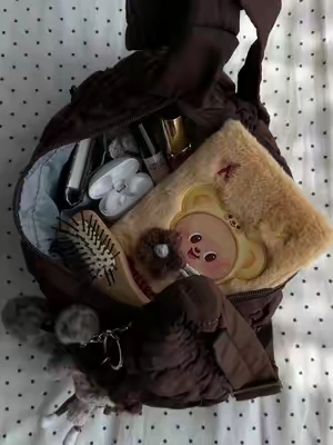 The cutest puffy crossbody bag ever☁️🤎#whatsinmybag #crossbodybag #bagsmart #cutebag #everydayessentials 