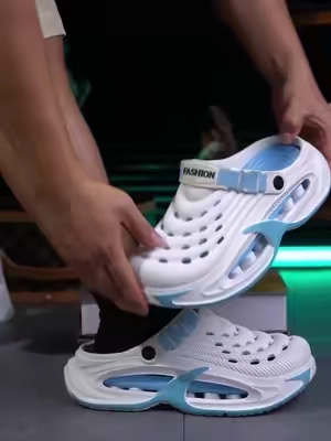Comfortable slippers for men, there are two ways to wear it,which are versatile and fashionable #slippers #comfortable #tiktokshop #DealsForYouDays#SummerWins