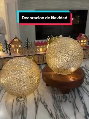 Mira qué lindas se ven encendidas. 😍 Vienen 2 ornamentos de vidrio de 6 pulgadas, con ese acabado tipo diamante que refleja muchísimo la luz y las hace lucir todavía más elegantes. Puedes usarlas en una mesa, consola, repisa o mezclarlas con el resto de tu decoración navideña. Y hay varios colores para escoger. ✨ #christmasdecor#qvc#holidaydecor#christmasornaments#decoraciondenavidad 