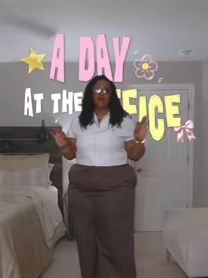 Proof that a plus-size office outfit can look polished without feeling stiff or boring. 🤎 The cropped zip-front top keeps the look modern, while the high-waisted pinstripe pants add structure and make the outfit feel instantly professional. This is an easy workwear formula for the office, a presentation, a business lunch, or any day you want to look put together without wearing a blazer. Would you wear this to the office? #officeoutfits #workwear #suitset #croptop #corporatestyle 