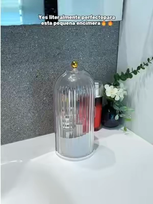 Organizador giratorio transparente para brochas de maquillaje con tapa, que también se puede utilizar para guardar cepillos de dientes.#makeup #brushholder #bathroomorganization #clean #HomeOrganization