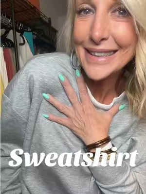 Womens sweatshirt / comfy style fit #womenssweatshirt #sweatshirtseason #comfystyle #oversizedsweatshirt #falldeals 