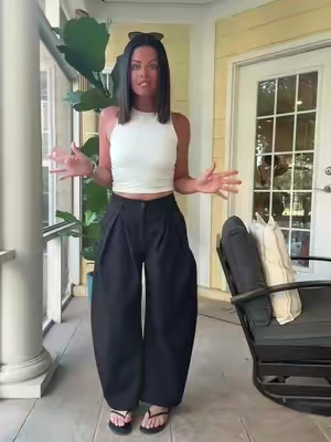 Cutest barrel pants. Pleated and tailored to the waist (with elastic back), has belt loops. Flattering and barrels out on the legs. Perfect for work or any daily wear. Wearing small (5'3 size 4) #barreljeans #barrelpants #workpants #pants #flatteringpants 